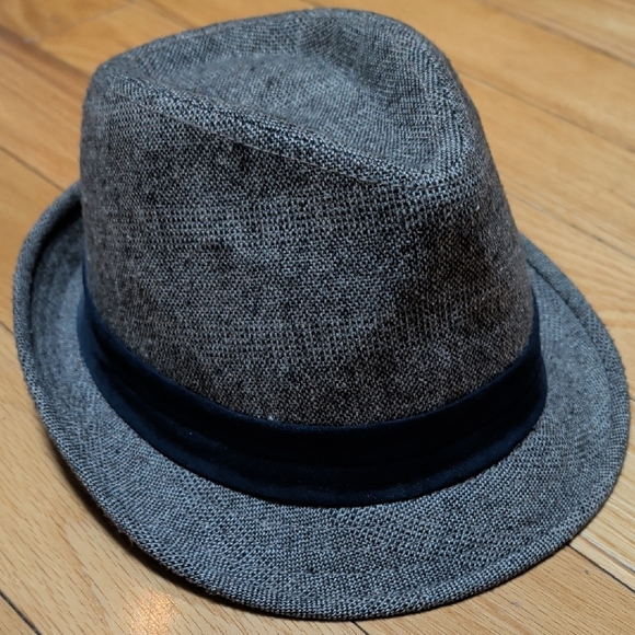 Goorin Bros Gray Fedora with Black Band - Picture 6 of 6